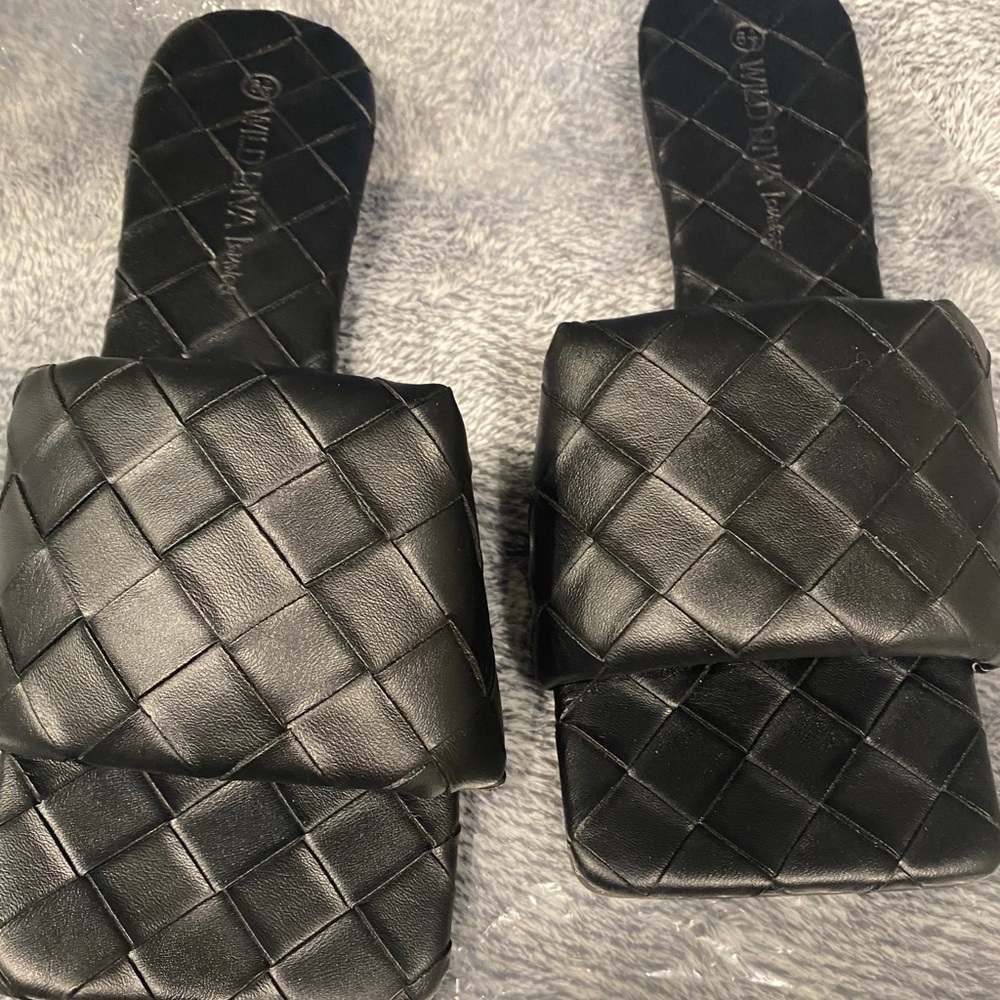 Woman’s sandals size 6 1/2 color black new